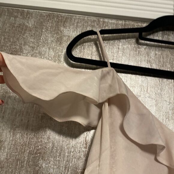 Bcbg Maxazria Elegant Ruffled Cold Shoulder Dress in cream, XXS - Picture 6 of 11